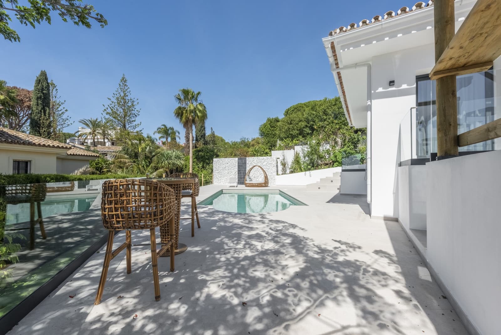 4 bedroom Villa for sale in Marbella with pool garage - € 2,195,000 (Ref: 8102273)