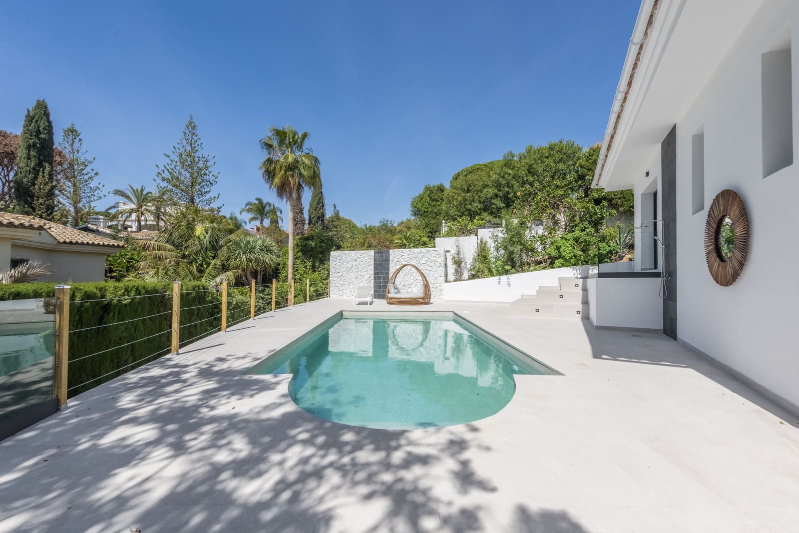 4 bedroom Villa for sale in Marbella with pool garage - € 2,195,000 (Ref: 8102273)