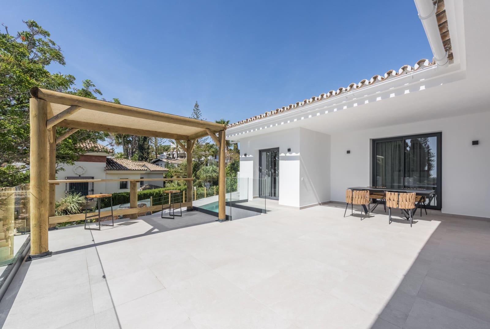 4 bedroom Villa for sale in Marbella with pool garage - € 2,195,000 (Ref: 8102273)