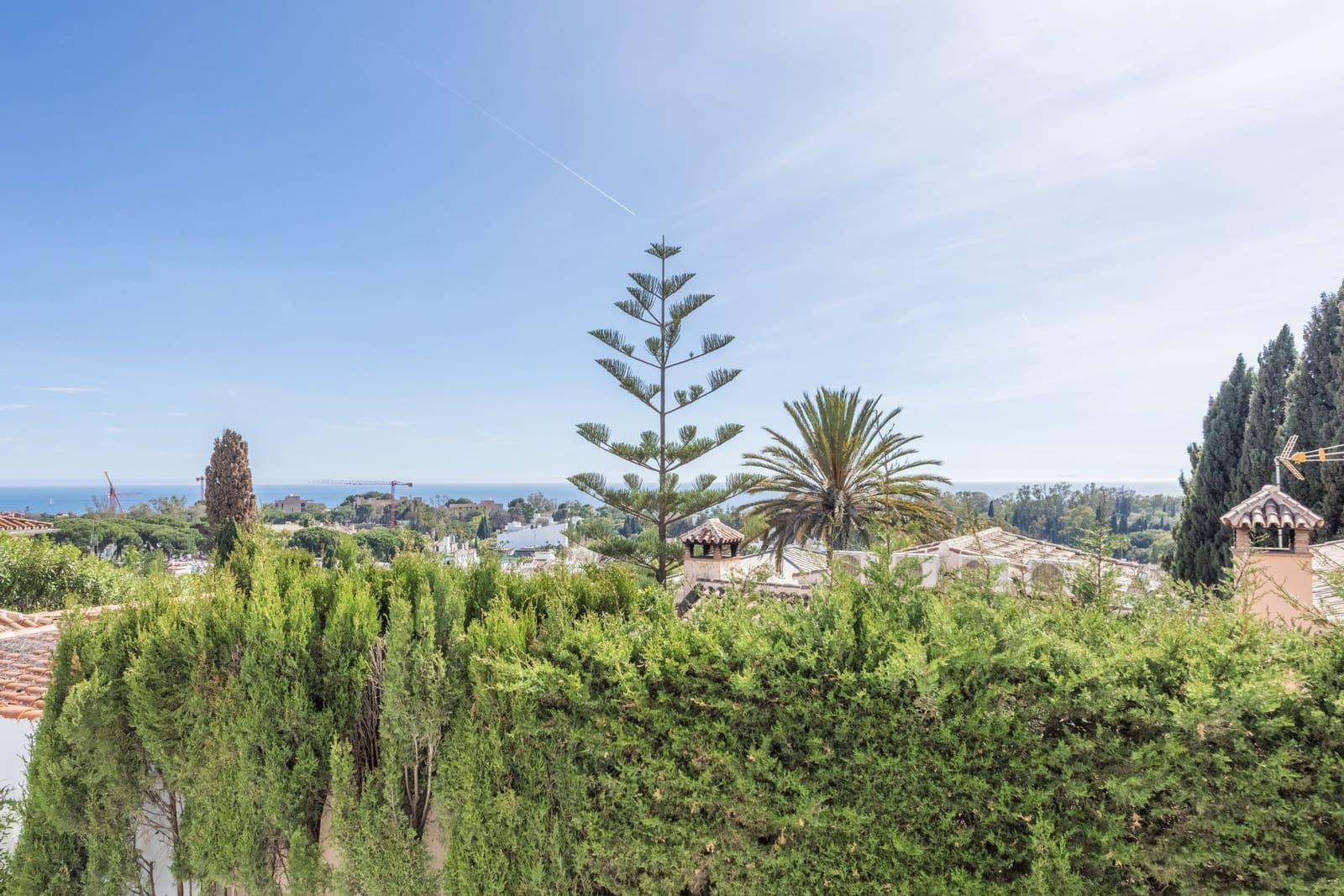 4 bedroom Villa for sale in Marbella with pool garage - € 2,195,000 (Ref: 8102273)