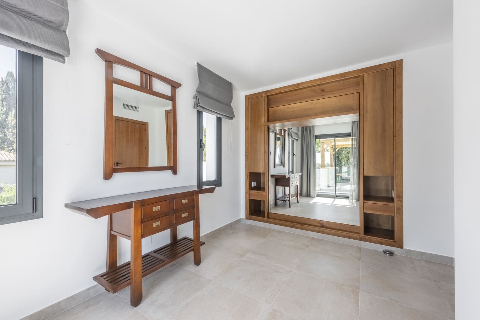 4 bedroom Villa for sale in Marbella with pool garage - € 2,195,000 (Ref: 8102273)