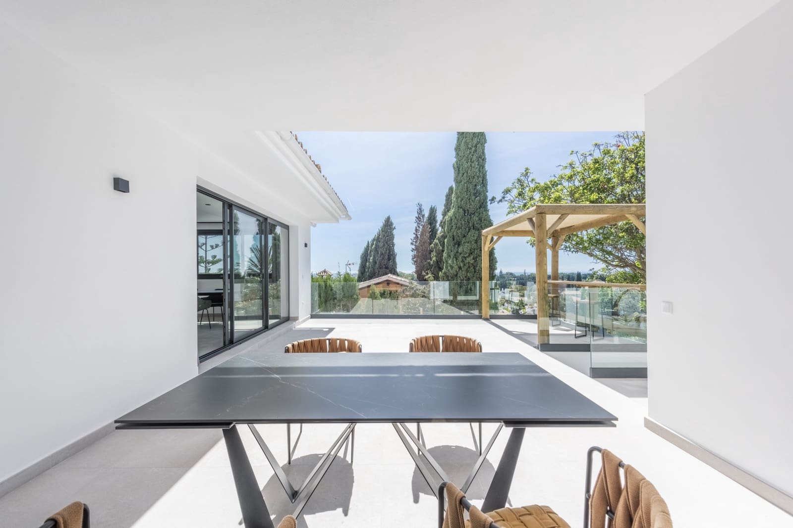 4 bedroom Villa for sale in Marbella with pool garage - € 2,195,000 (Ref: 8102273)