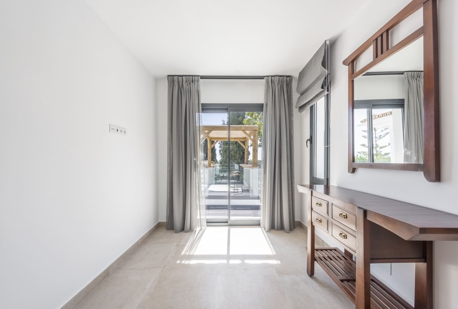 4 bedroom Villa for sale in Marbella with pool garage - € 2,195,000 (Ref: 8102273)