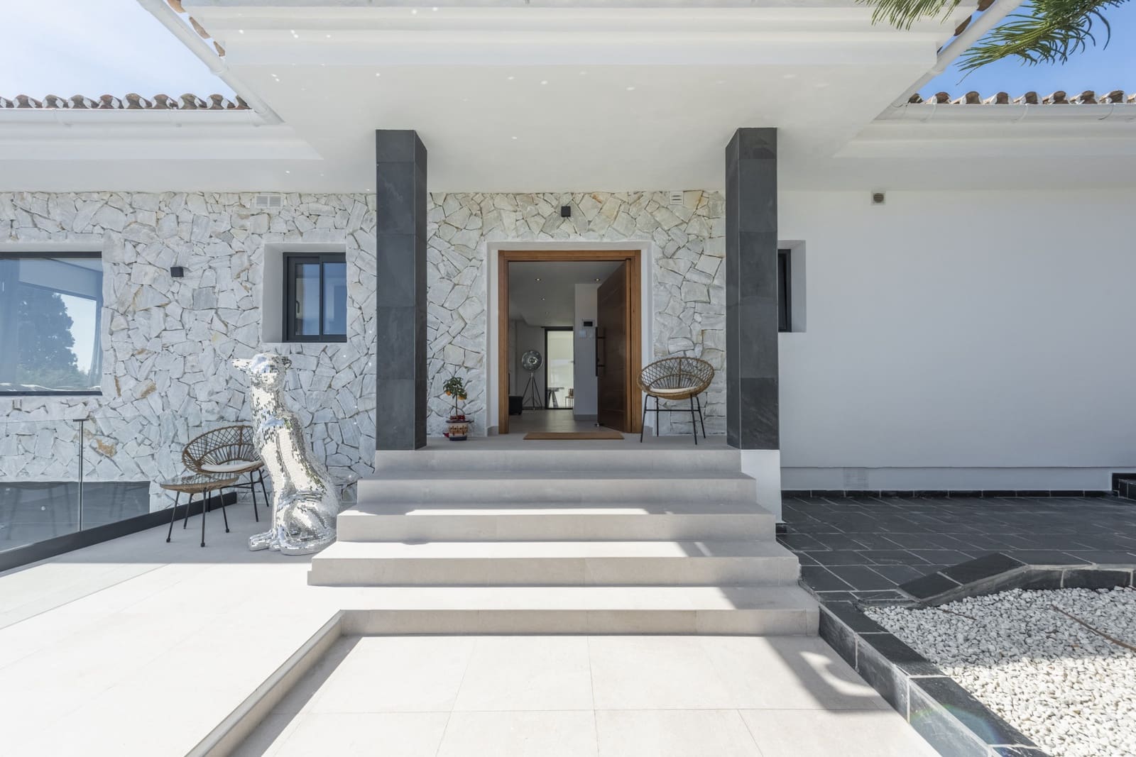 4 bedroom Villa for sale in Marbella with pool garage - € 2,195,000 (Ref: 8102273)