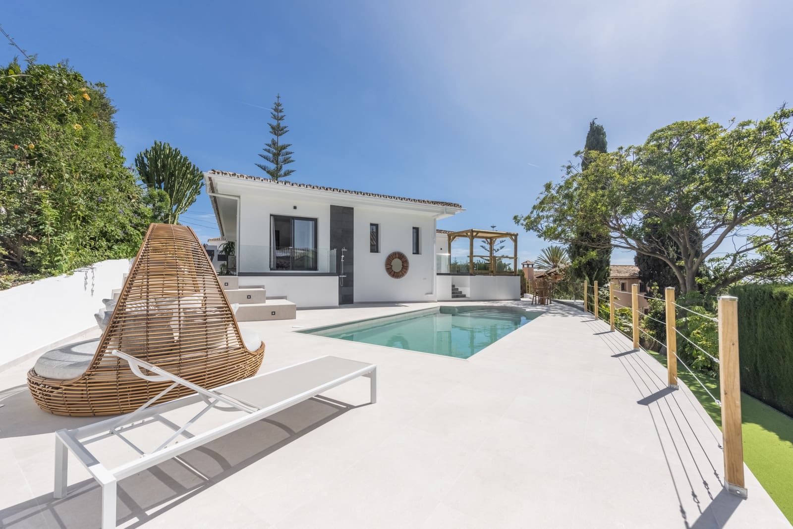 4 bedroom Villa for sale in Marbella with pool garage - € 2,195,000 (Ref: 8102273)