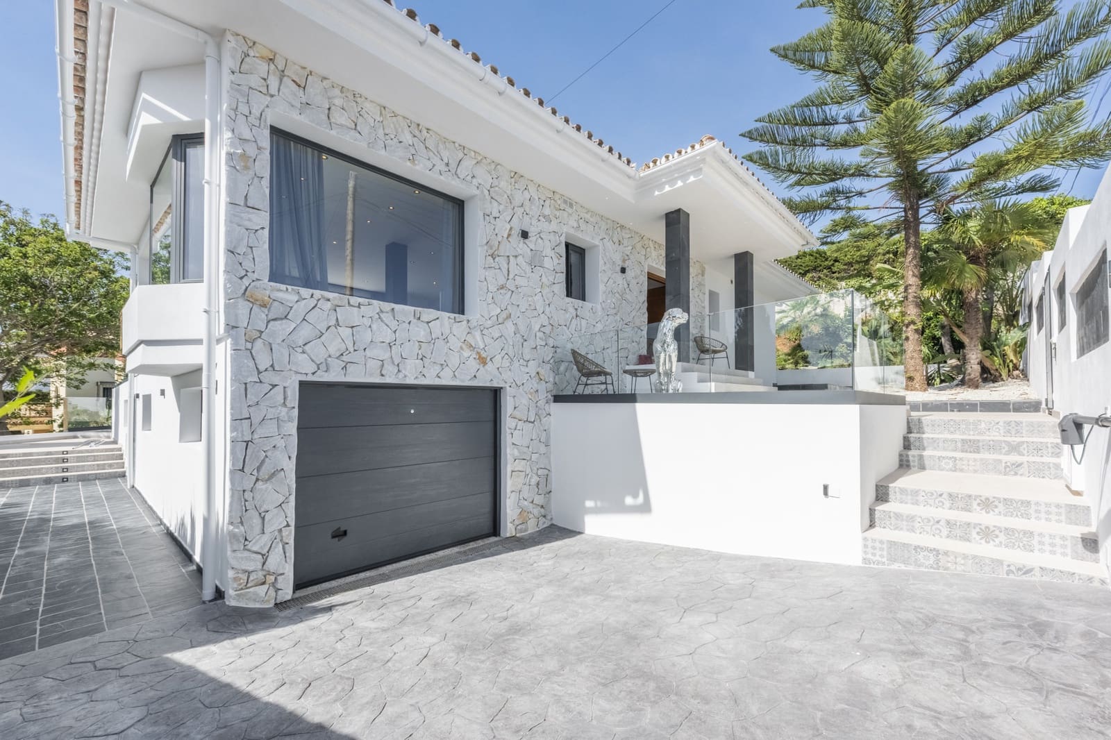 4 bedroom Villa for sale in Marbella with pool garage - € 2,195,000 (Ref: 8102273)