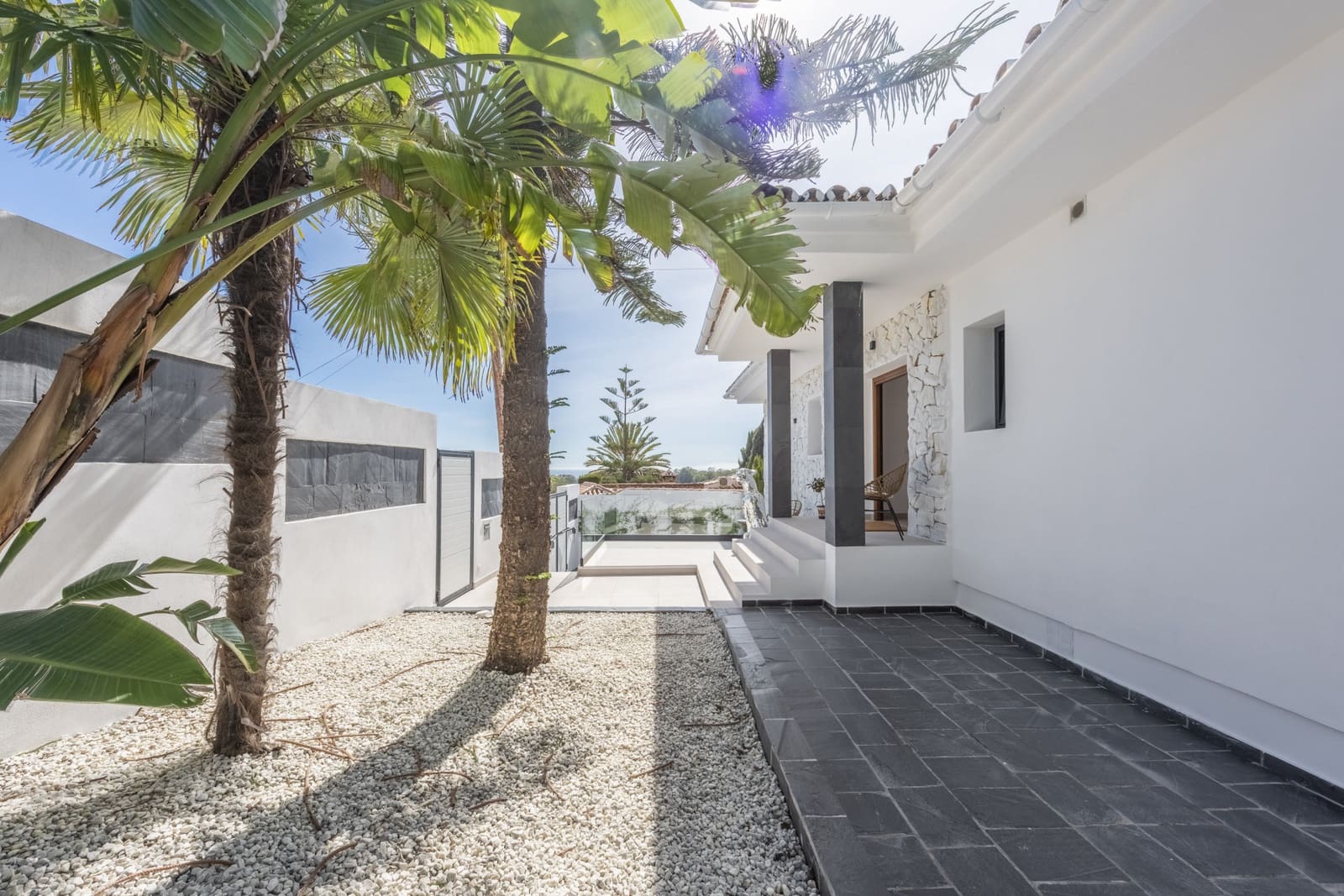 4 bedroom Villa for sale in Marbella with pool garage - € 2,195,000 (Ref: 8102273)