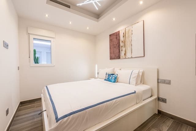 2 soveværelse Lejlighed til salg i Puerto Banus, Marbella - € 985.000 (Ref: 8126341)