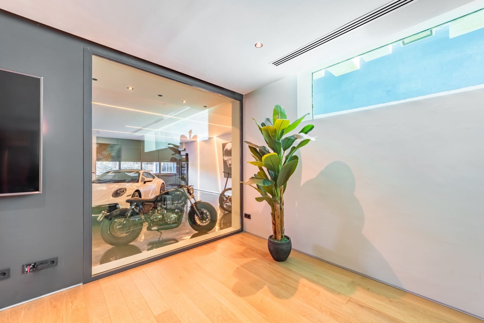 6 bedroom Villa for sale in Marbella with pool garage - € 6,850,000 (Ref: 8128795)