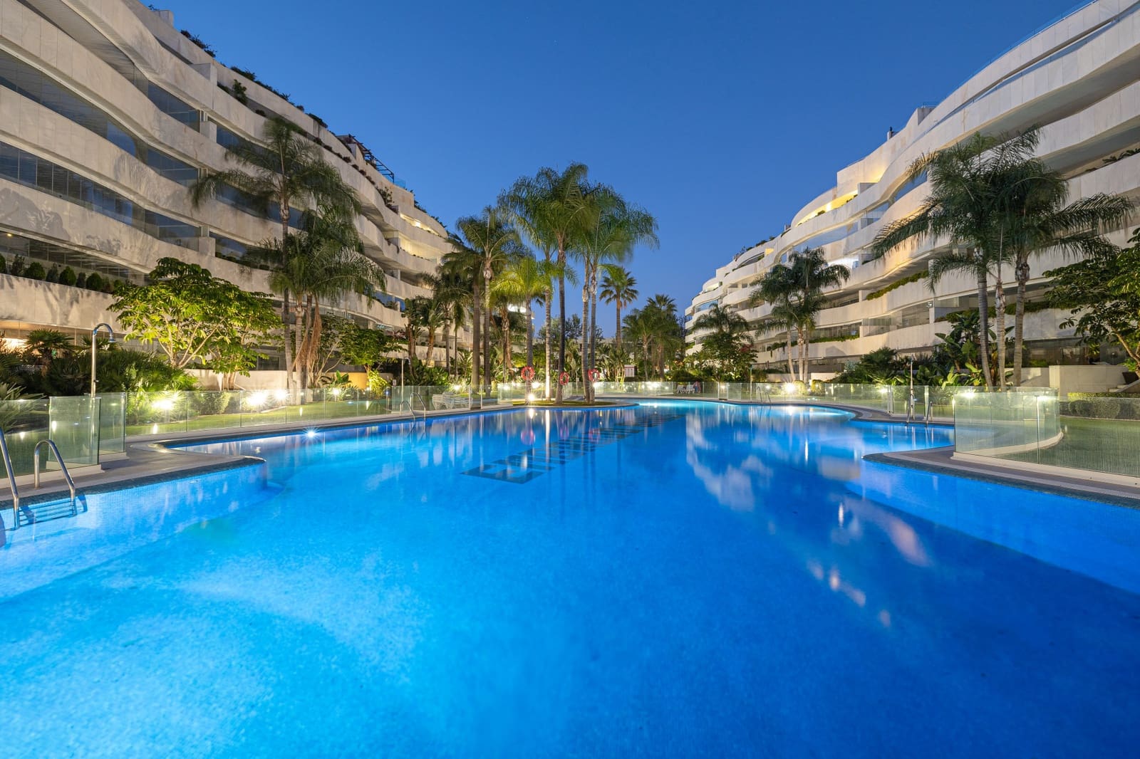 4 soveværelse Penthouse til salg i Marbella med swimmingpool garage - € 3.895.000 (Ref: 8165788)