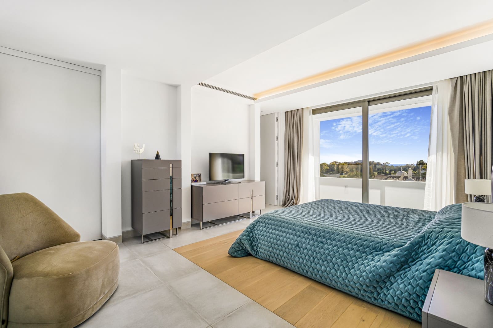 5 bedroom Villa for sale in Benahavis with pool garage - € 3,950,000 (Ref: 8165789)