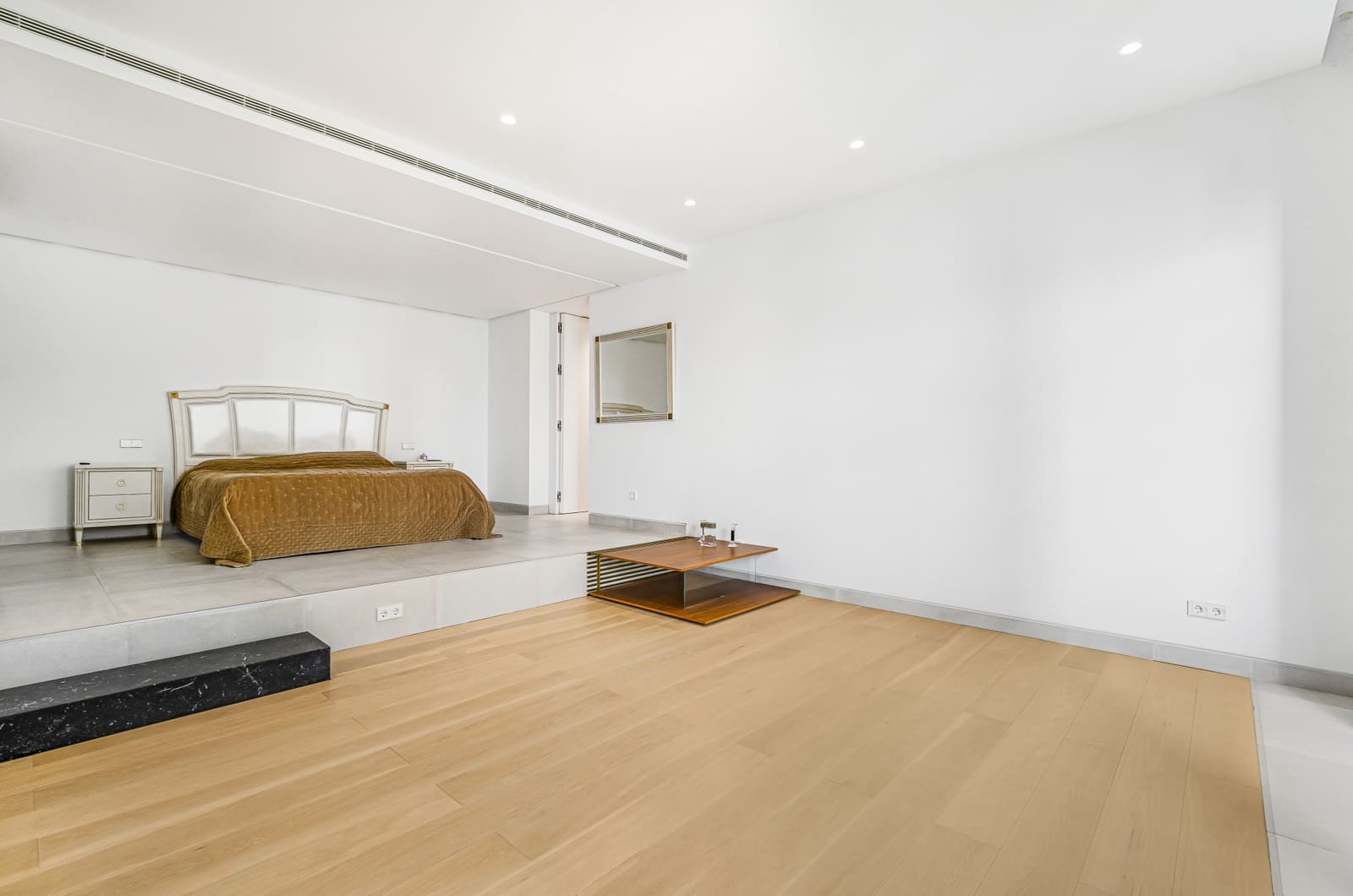 5 bedroom Villa for sale in Benahavis with pool garage - € 3,950,000 (Ref: 8165789)