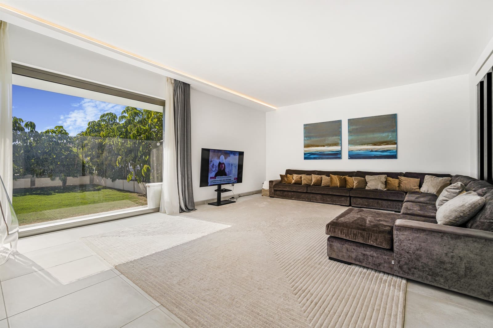 5 bedroom Villa for sale in Benahavis with pool garage - € 3,950,000 (Ref: 8165789)