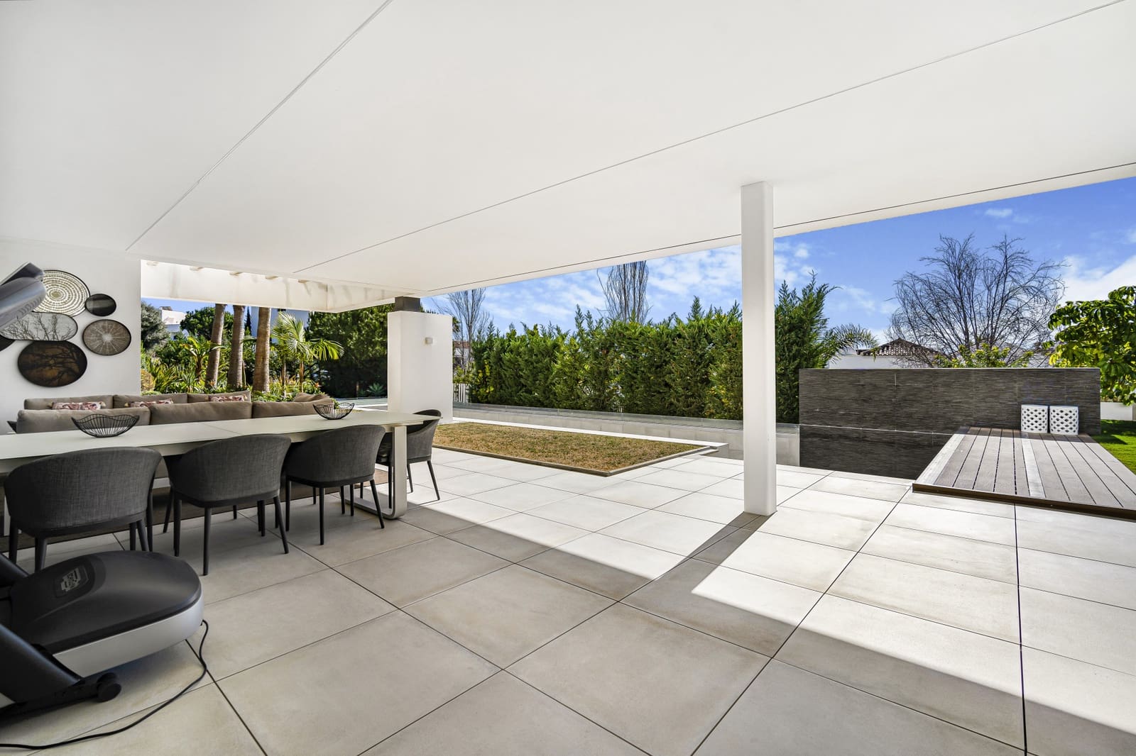 5 bedroom Villa for sale in Benahavis with pool garage - € 3,950,000 (Ref: 8165789)