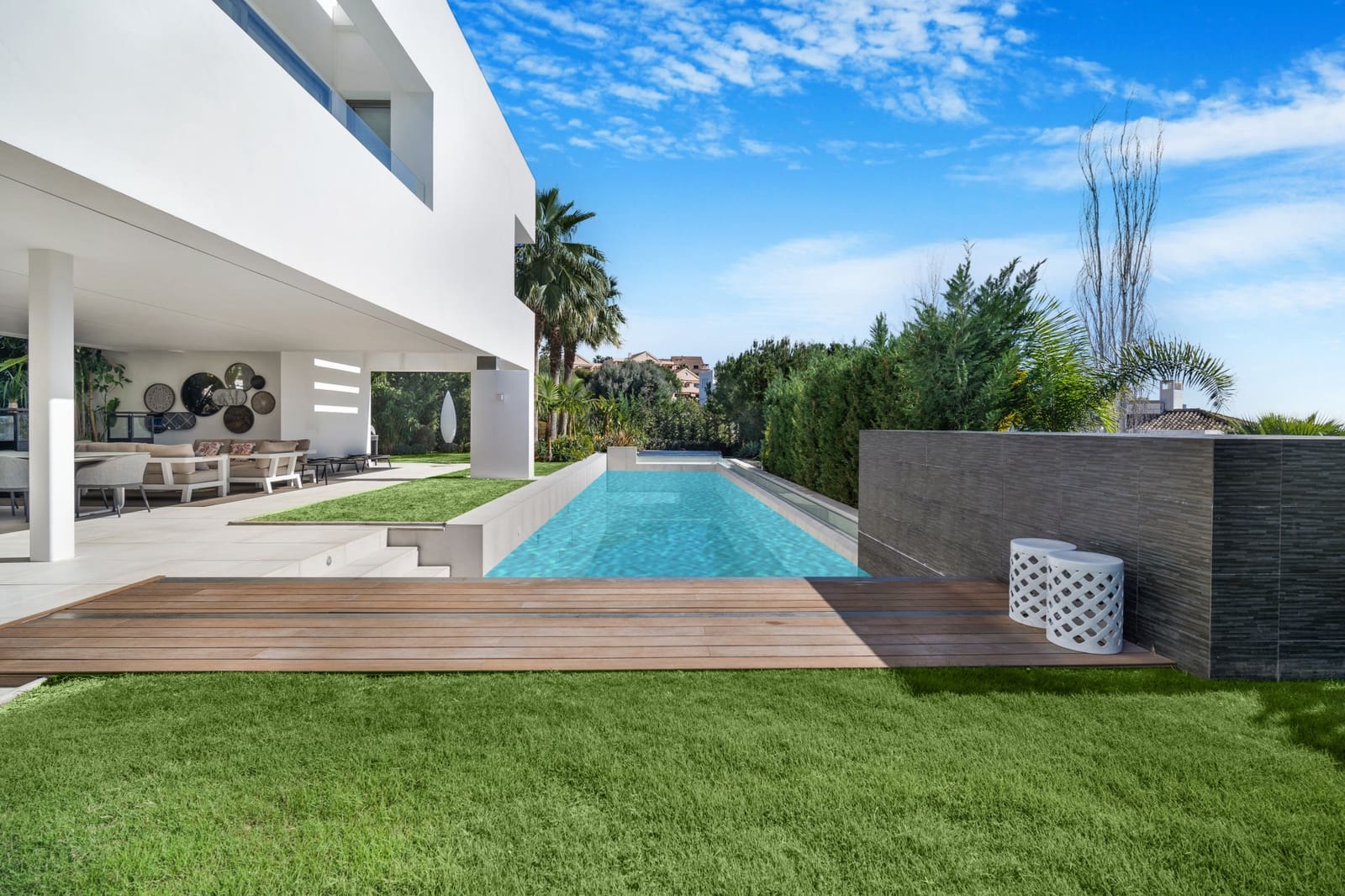 5 bedroom Villa for sale in Benahavis with pool garage - € 3,950,000 (Ref: 8165789)