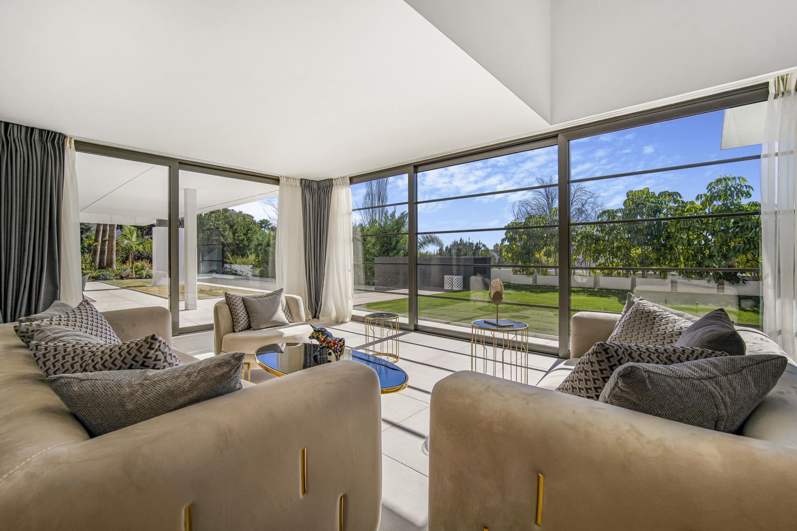 5 bedroom Villa for sale in Benahavis with pool garage - € 3,950,000 (Ref: 8165789)