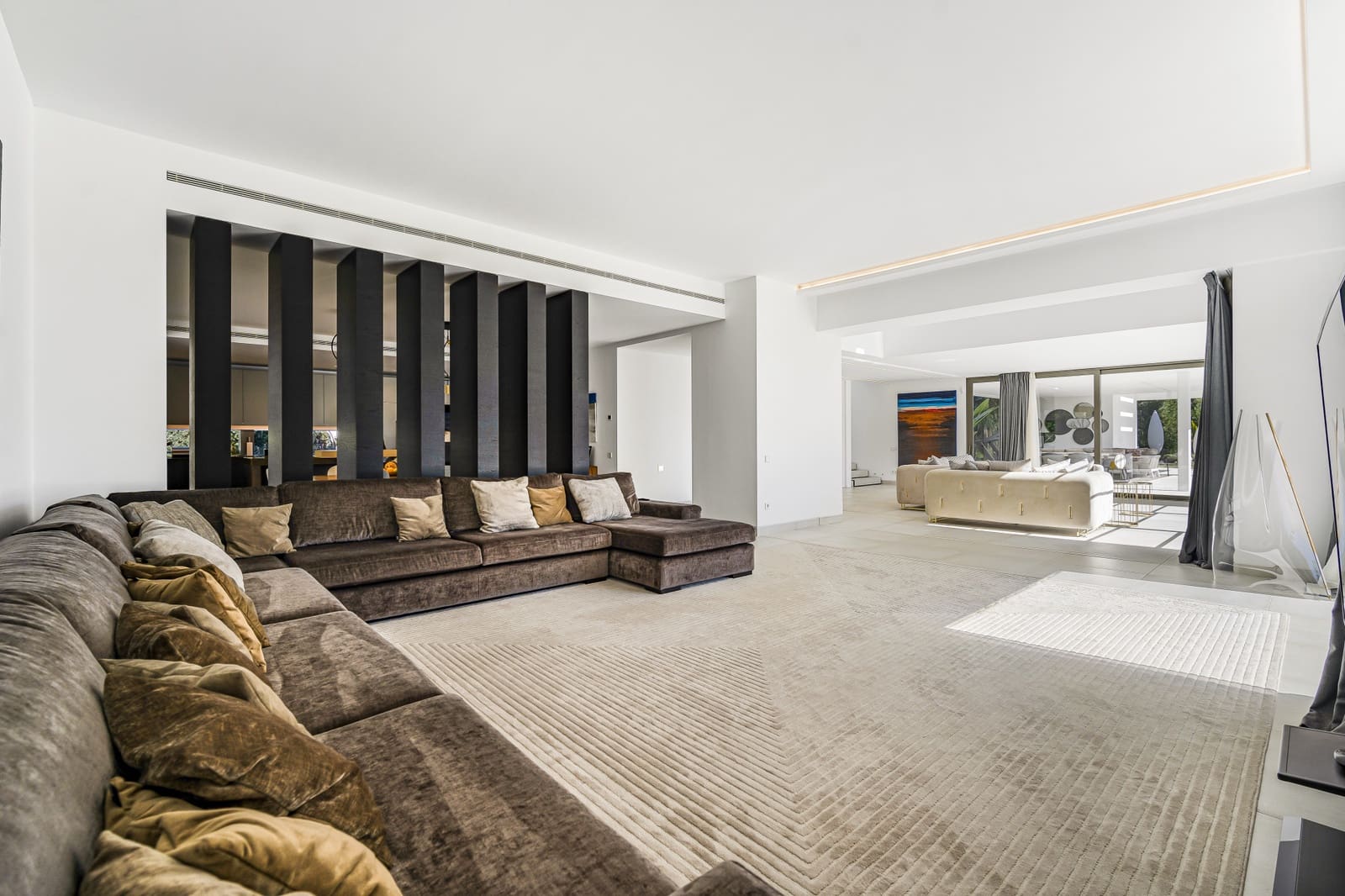 5 bedroom Villa for sale in Benahavis with pool garage - € 3,950,000 (Ref: 8165789)