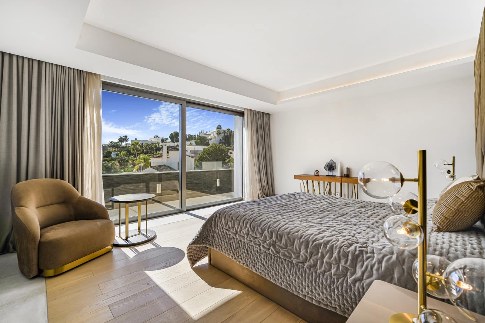 5 bedroom Villa for sale in Benahavis with pool garage - € 3,950,000 (Ref: 8165789)