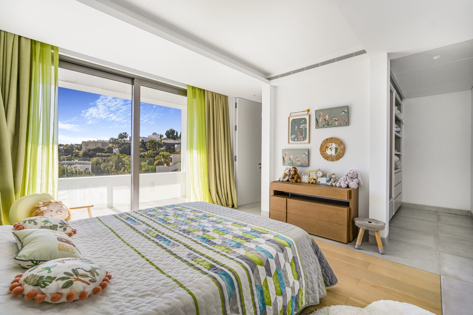 5 bedroom Villa for sale in Benahavis with pool garage - € 3,950,000 (Ref: 8165789)