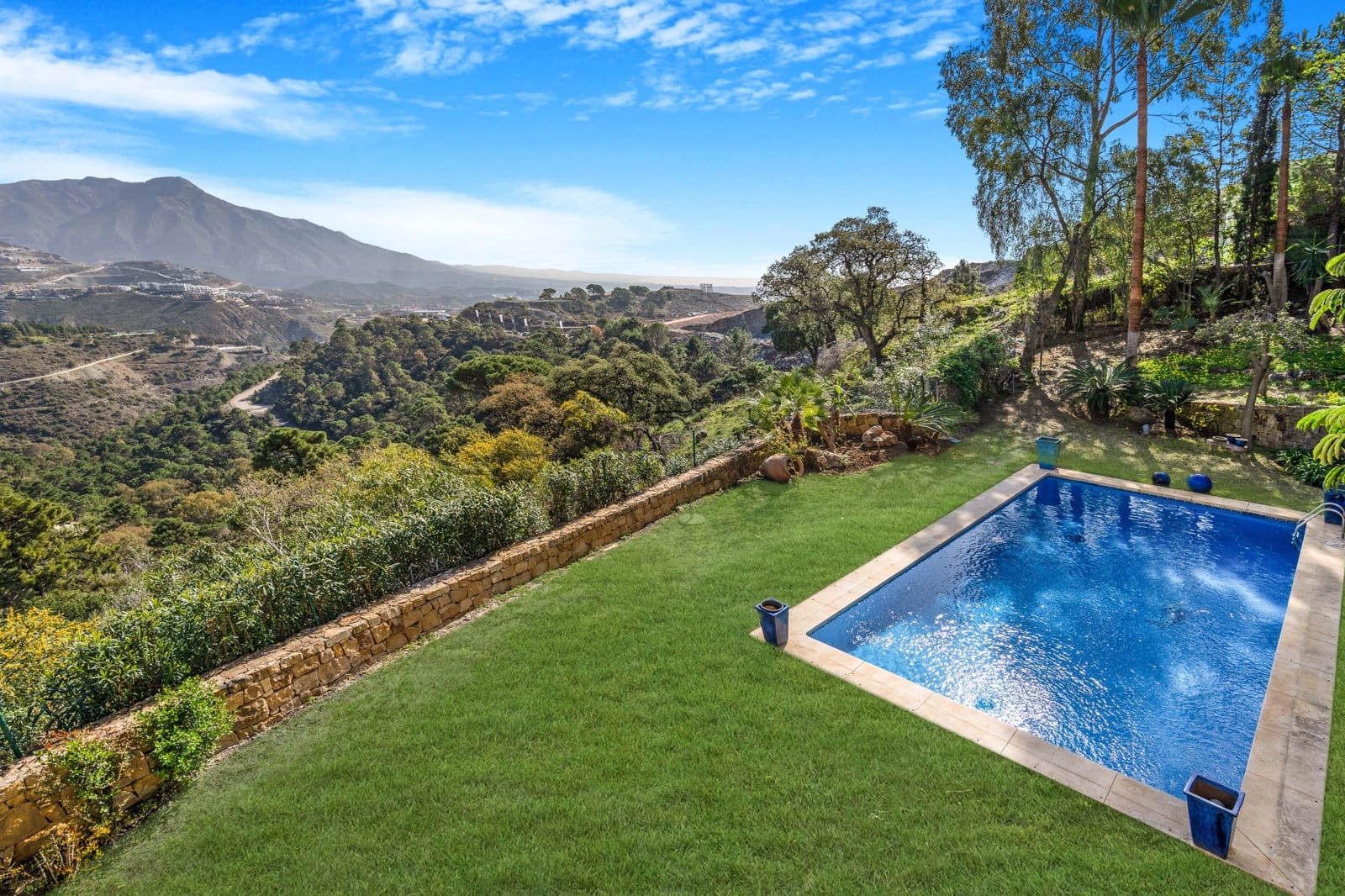 7 soverom Villa til salgs i El Madronal med svømmebasseng garasje - € 3 850 000 (Ref: 8181591)