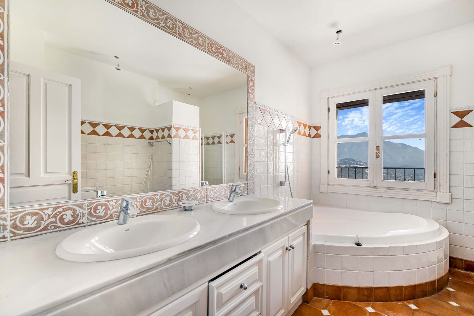 7 soverom Villa til salgs i El Madronal med svømmebasseng garasje - € 3 850 000 (Ref: 8181591)