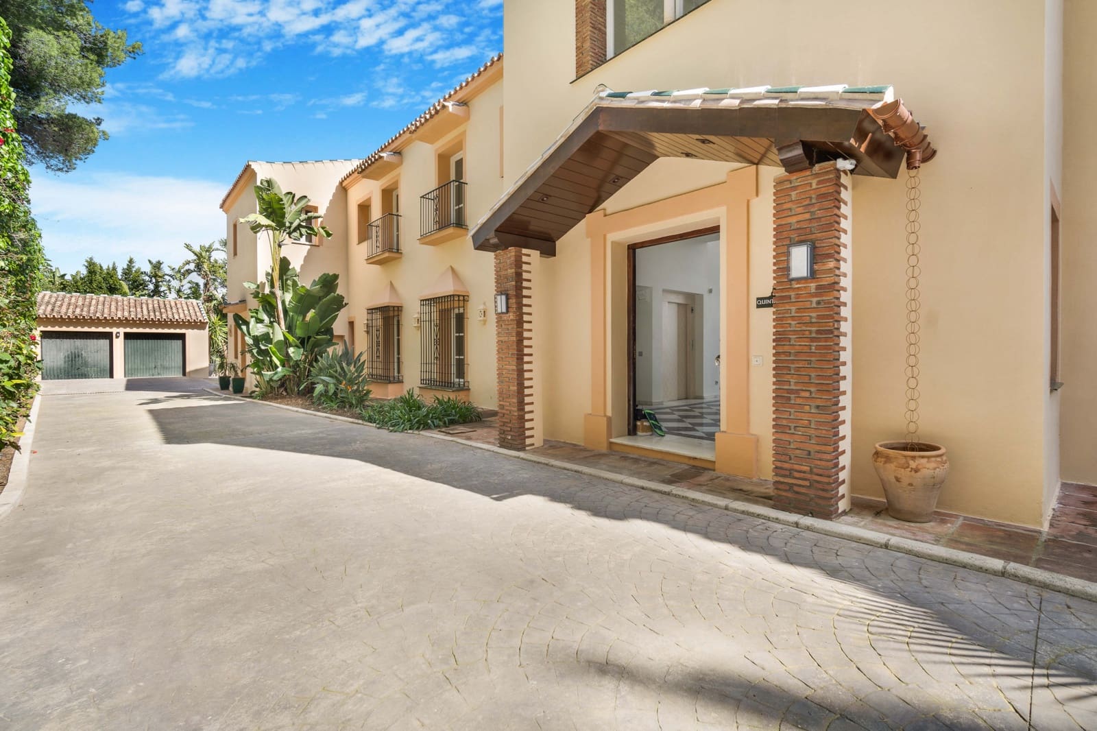 7 soverom Villa til salgs i El Madronal med svømmebasseng garasje - € 3 850 000 (Ref: 8181591)