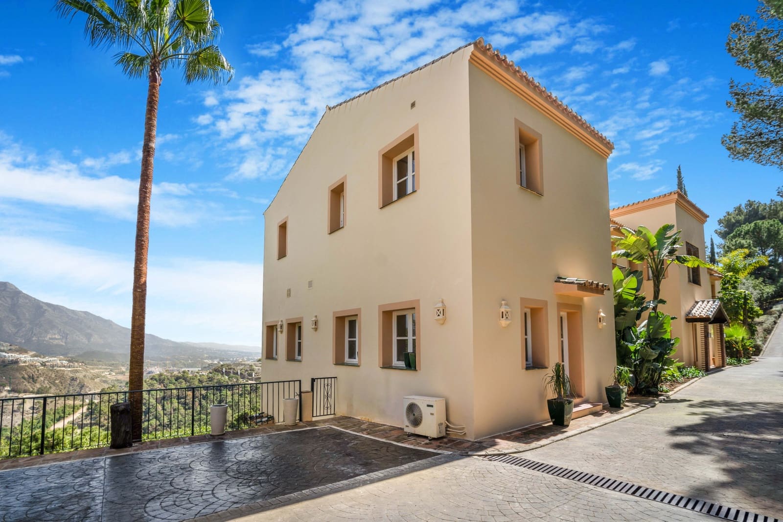 7 soverom Villa til salgs i El Madronal med svømmebasseng garasje - € 3 850 000 (Ref: 8181591)