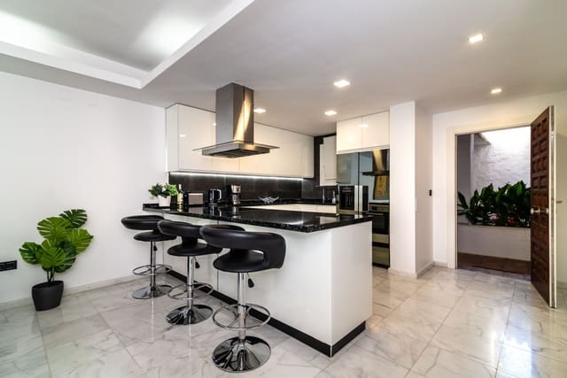 Apartamento de 2 habitaciones en Marbella en venta con piscina garaje - 2.795.000 € (Ref: 8209074)