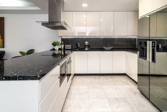 Apartamento de 2 habitaciones en Marbella en venta con piscina garaje - 2.795.000 € (Ref: 8209074)