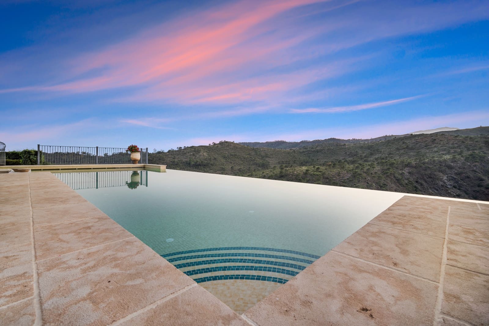 6 sovrum Villa till salu i Benahavis med pool garage - 7 800 000 € (Ref: 8300376)