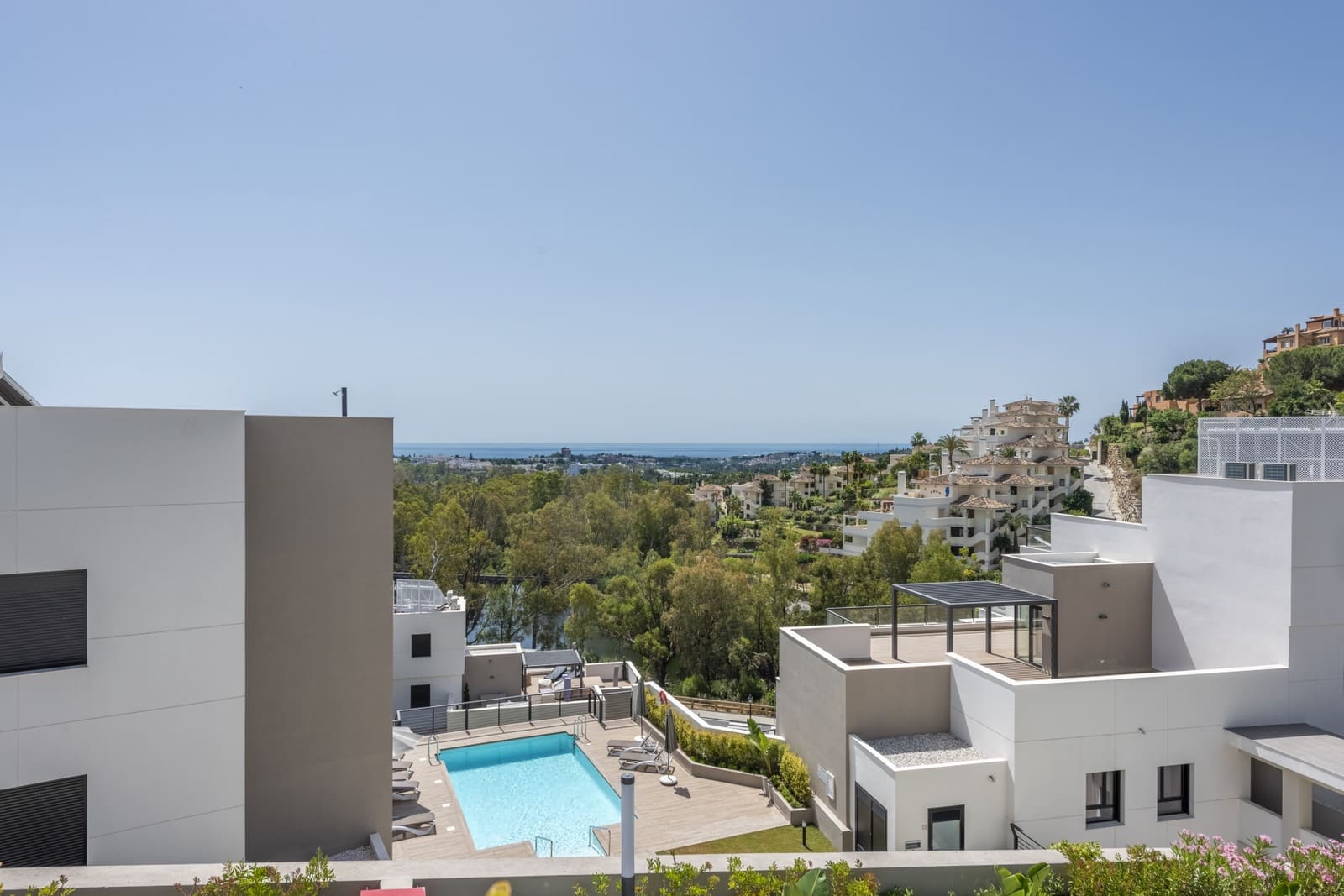 Apartamento de 2 habitaciones en Marbella en venta con piscina garaje - 675.000 € (Ref: 8333708)