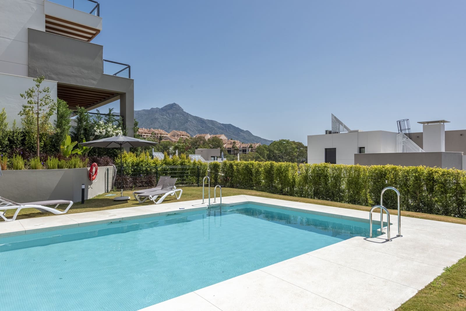 Apartamento de 2 habitaciones en Marbella en venta con piscina garaje - 675.000 € (Ref: 8333708)