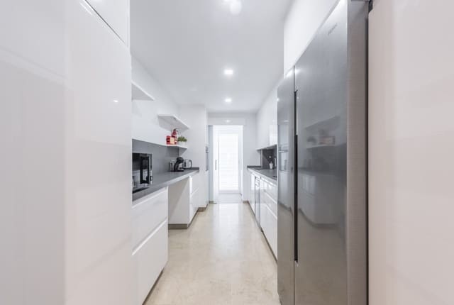 3 makuuhuone Huoneisto vuokrattavana paikassa San Pedro de Alcantara, Marbella mukana uima-altaan 
autotalli - 2 500 € (Ref: 8360841)