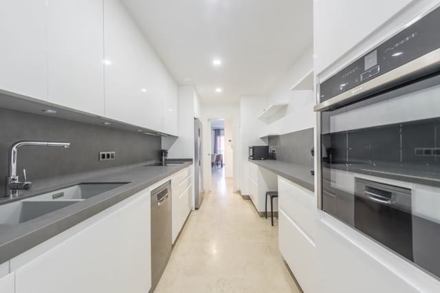 3 makuuhuone Huoneisto vuokrattavana paikassa San Pedro de Alcantara, Marbella mukana uima-altaan 
autotalli - 2 500 € (Ref: 8360841)