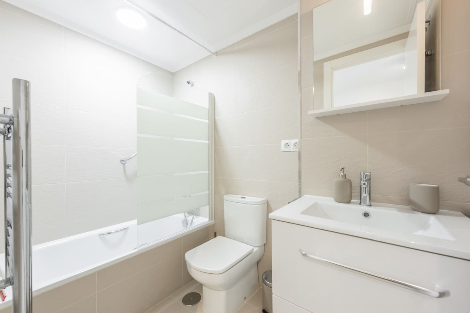 Appartement de 3 chambres à louer à San Pedro de Alcantara avec piscine garage - 2 900 € (Ref: 8360841)