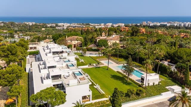 4 makuuhuone Huvila myytävänä paikassa Marbella mukana uima-altaan 
autotalli - 5 000 000 € (Ref: 8383086)