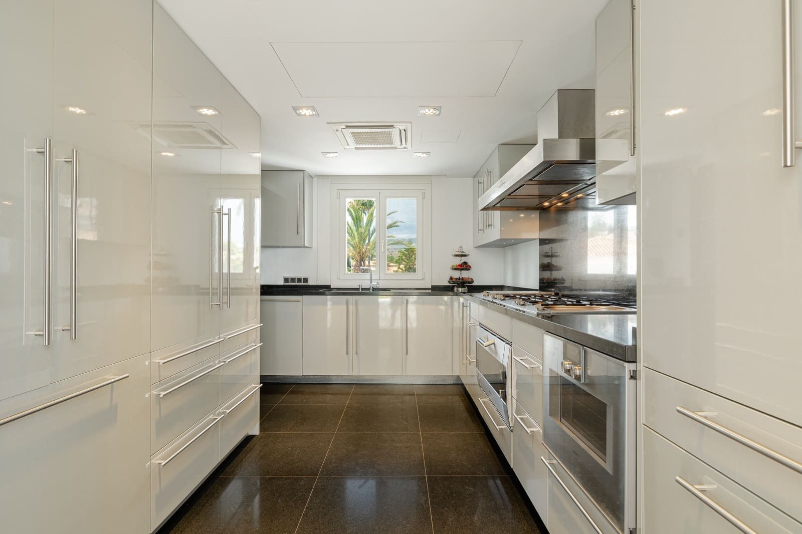 7 bedroom Villa for sale in Marbella with pool garage - € 3,650,000 (Ref: 8418042)