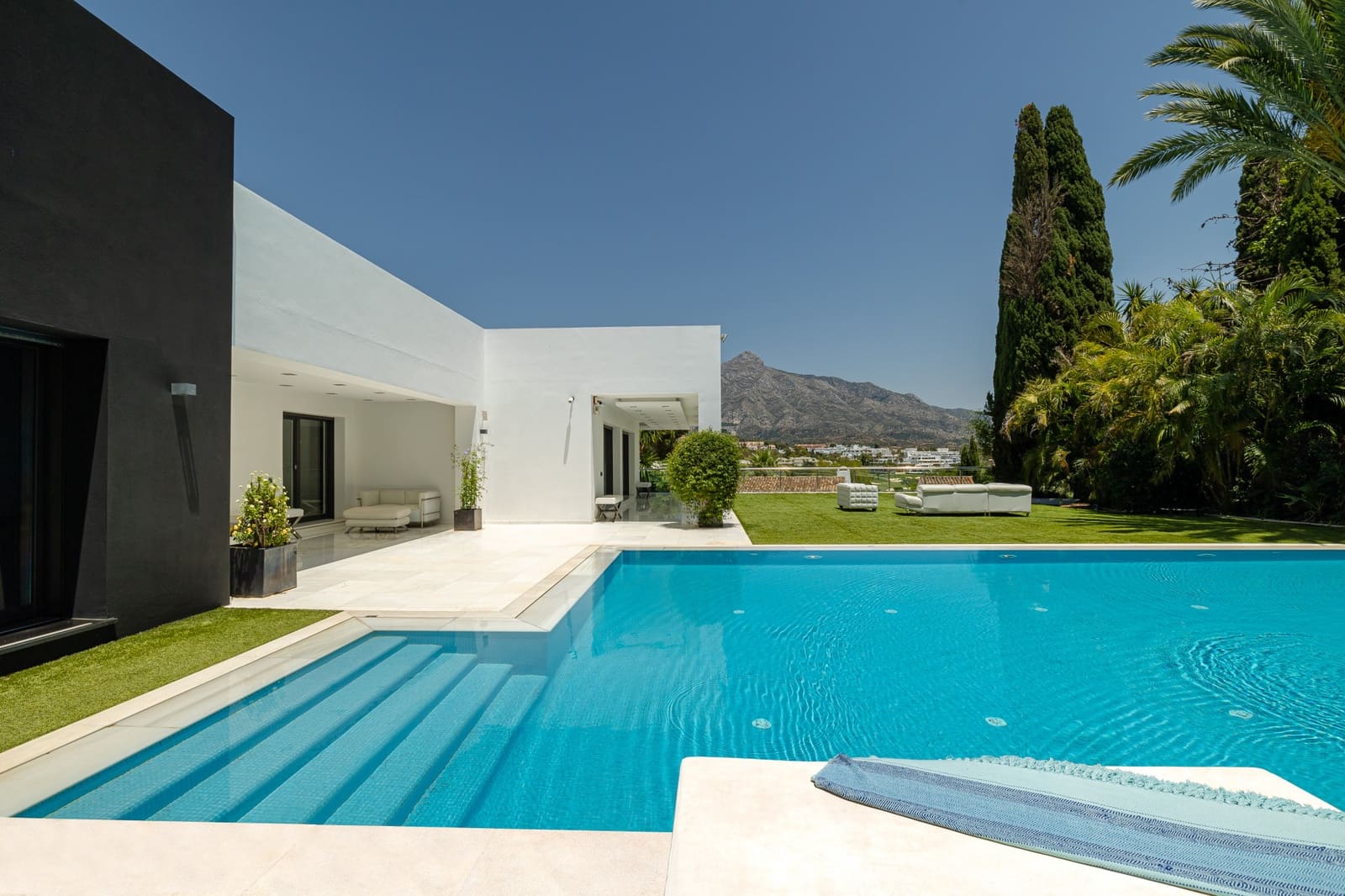 7 bedroom Villa for sale in Marbella with pool garage - € 3,650,000 (Ref: 8418042)