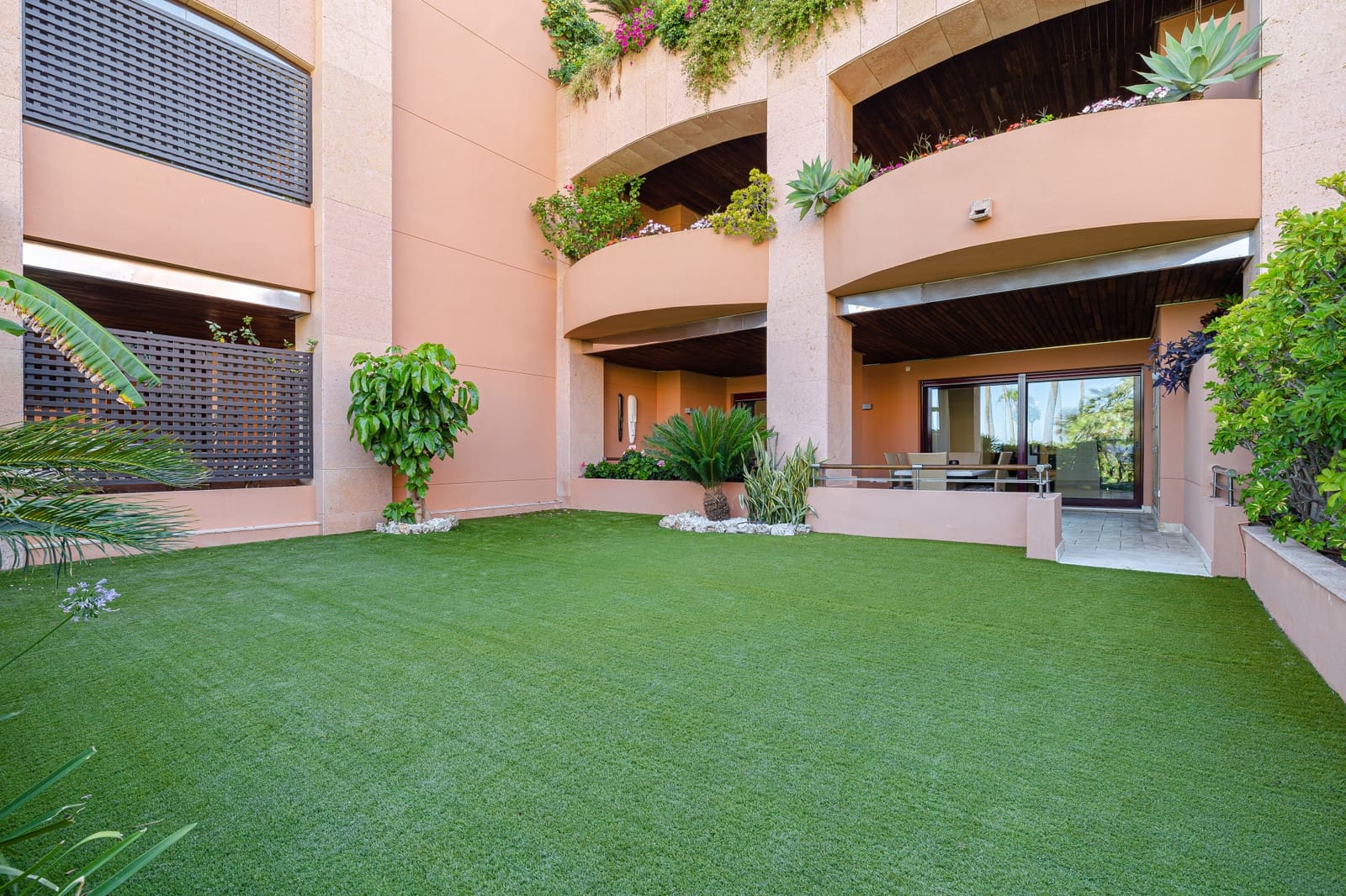 2 bedroom Apartment for sale in Marbella with pool garage - € 1,800,000 (Ref: 8463632)