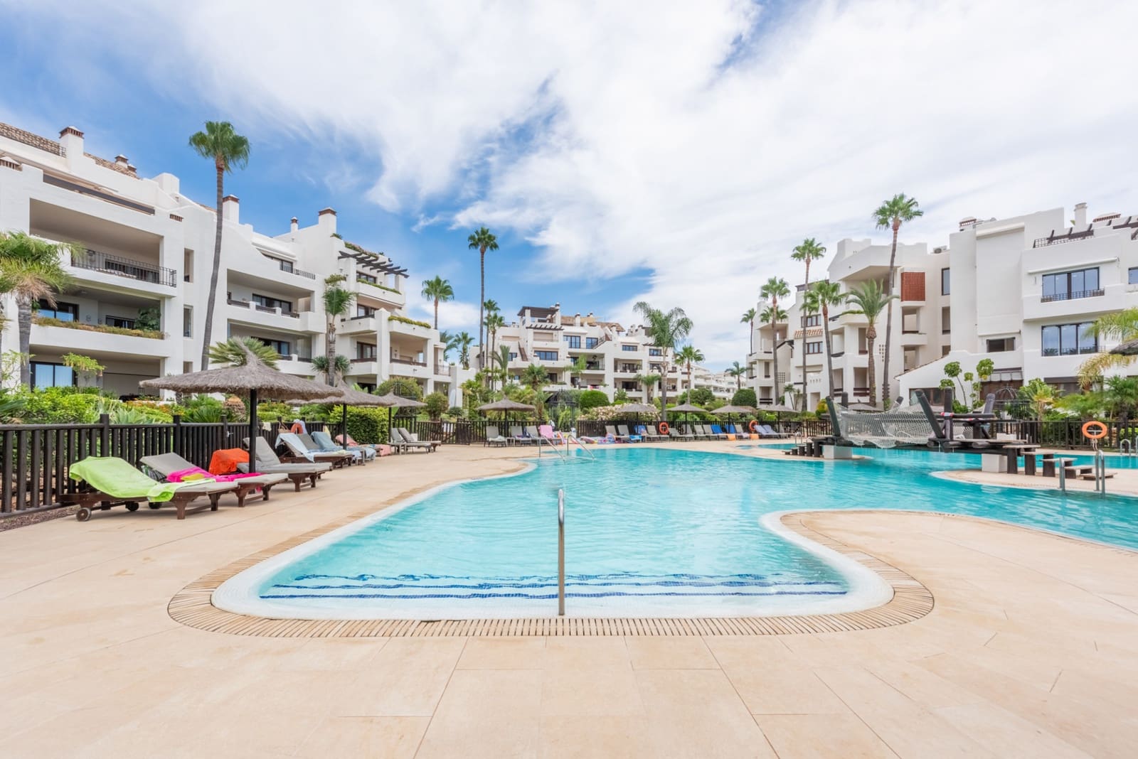 3 slaapkamer Appartement te koop in Estepona met zwembad garage - € 1.030.000 (Ref: 8487812)