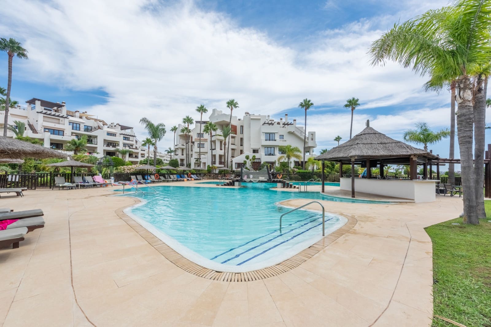 3 slaapkamer Appartement te koop in Estepona met zwembad garage - € 1.030.000 (Ref: 8487812)