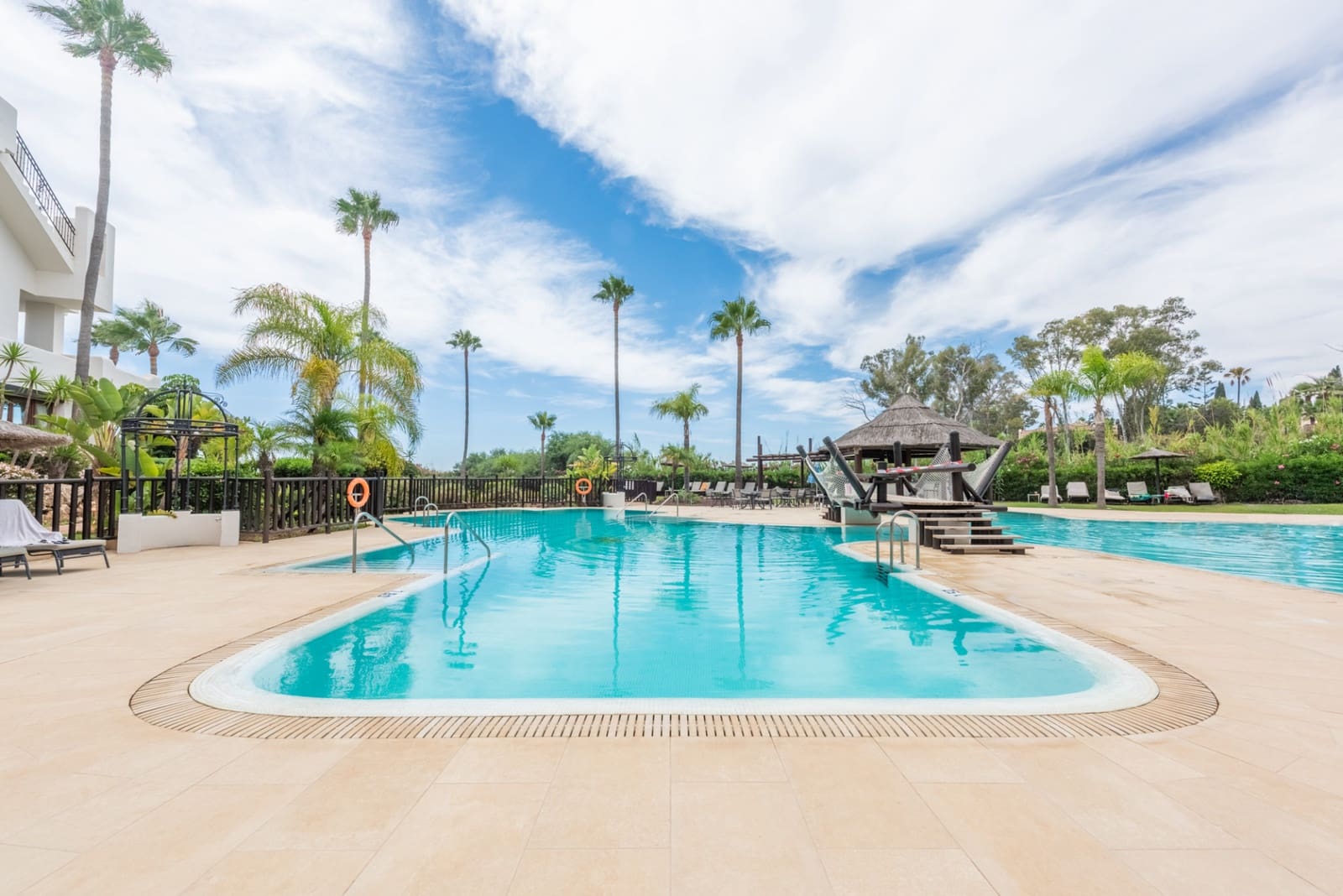 3 slaapkamer Appartement te koop in Estepona met zwembad garage - € 1.030.000 (Ref: 8487812)