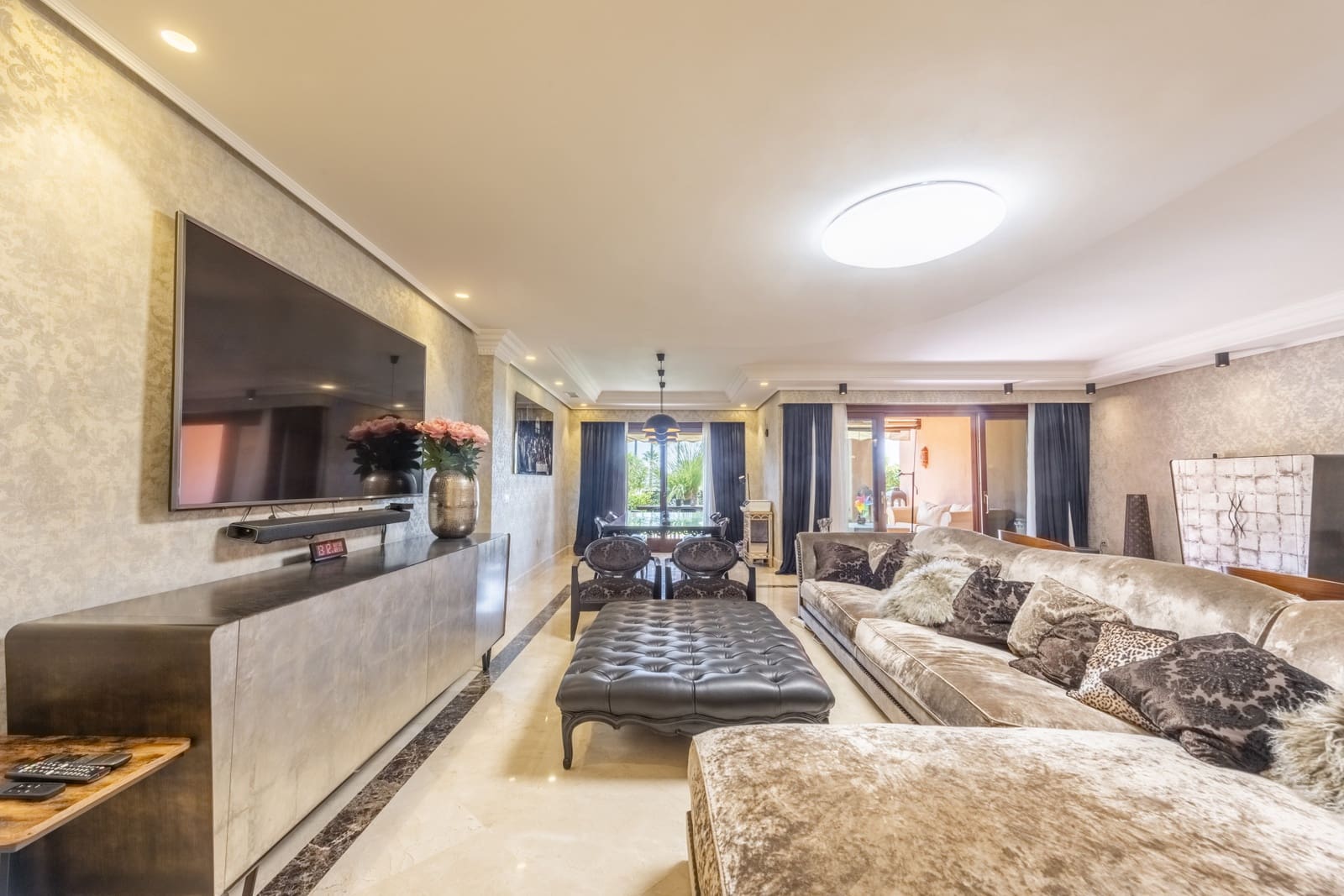 Apartamento de 4 habitaciones en Estepona en venta con piscina garaje - 2.050.000 € (Ref: 8488934)