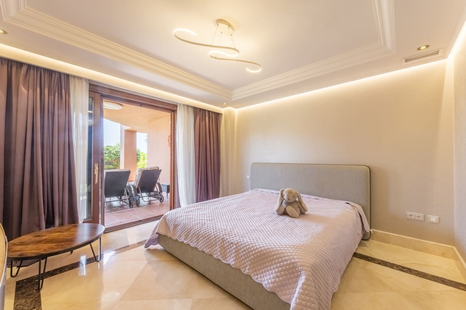 Apartamento de 4 habitaciones en Estepona en venta con piscina garaje - 2.050.000 € (Ref: 8488934)