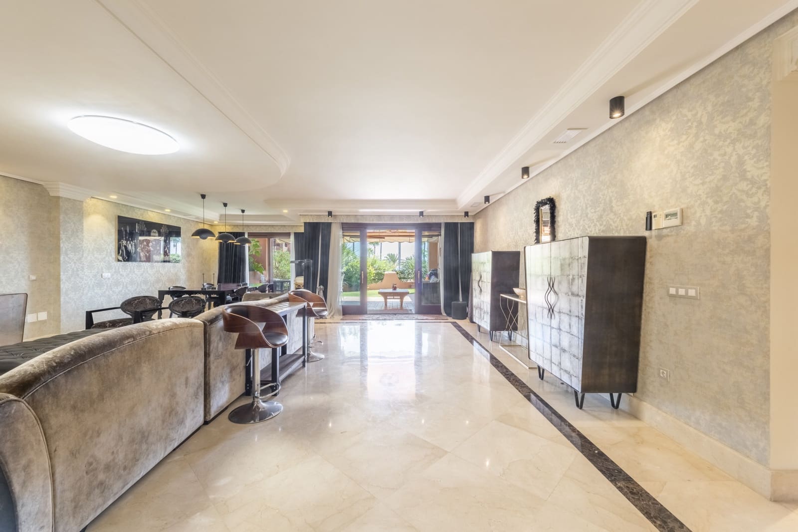 Apartamento de 4 habitaciones en Estepona en venta con piscina garaje - 2.050.000 € (Ref: 8488934)