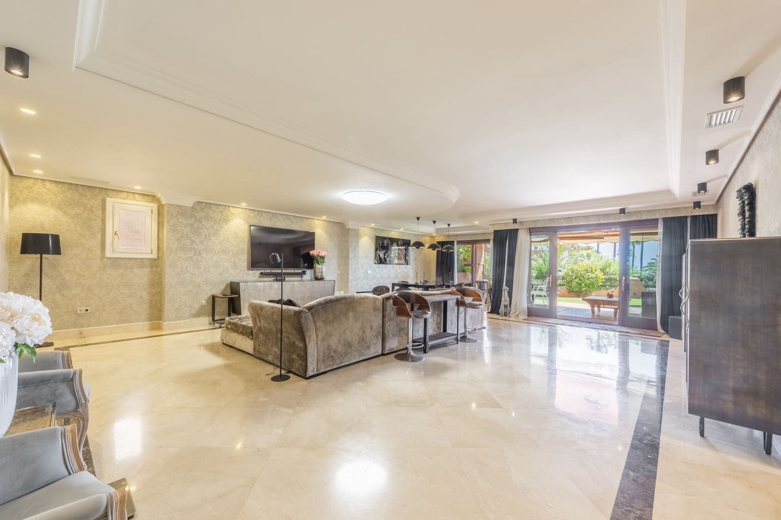 Apartamento de 4 habitaciones en Estepona en venta con piscina garaje - 2.050.000 € (Ref: 8488934)