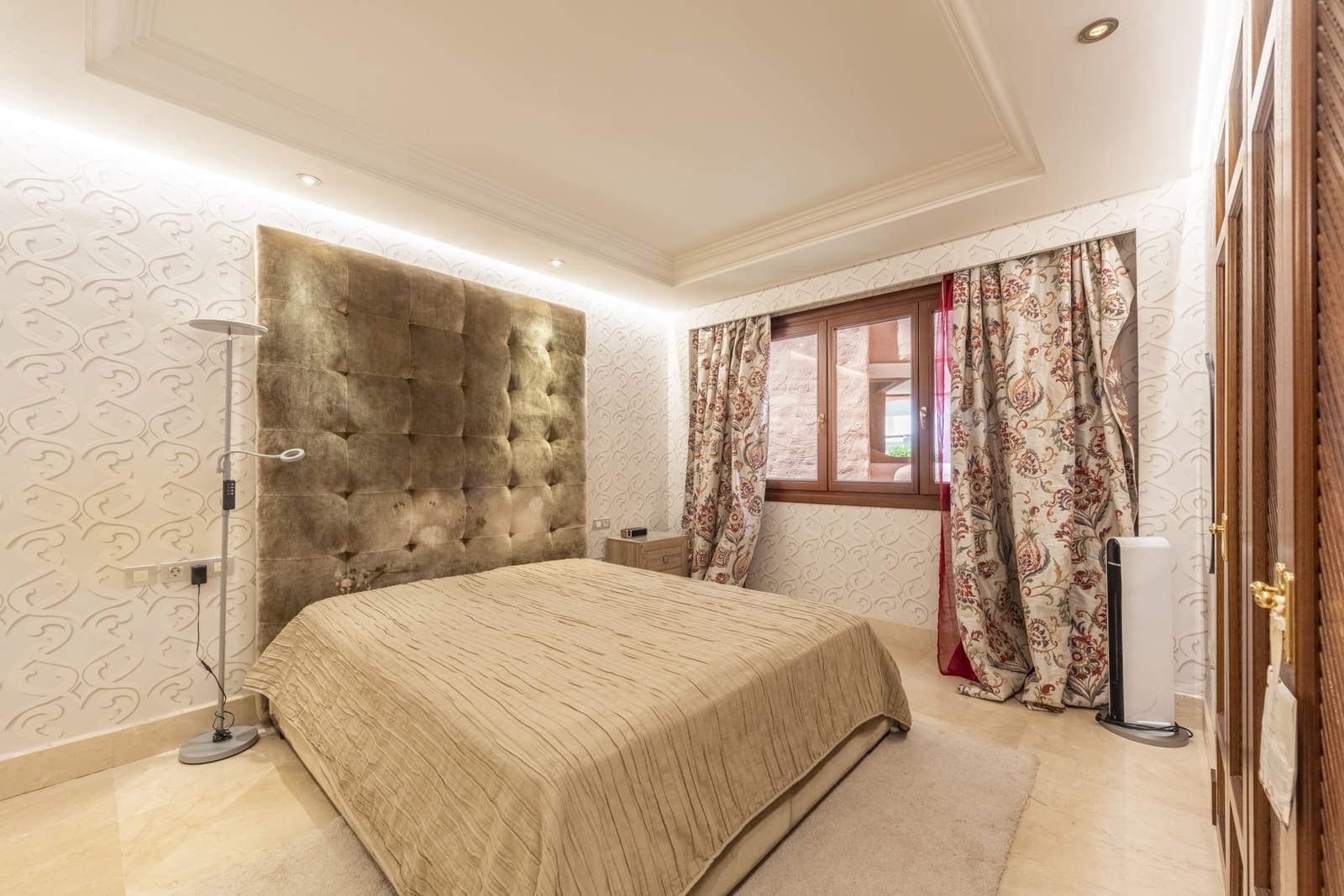 Apartamento de 4 habitaciones en Estepona en venta con piscina garaje - 2.050.000 € (Ref: 8488934)