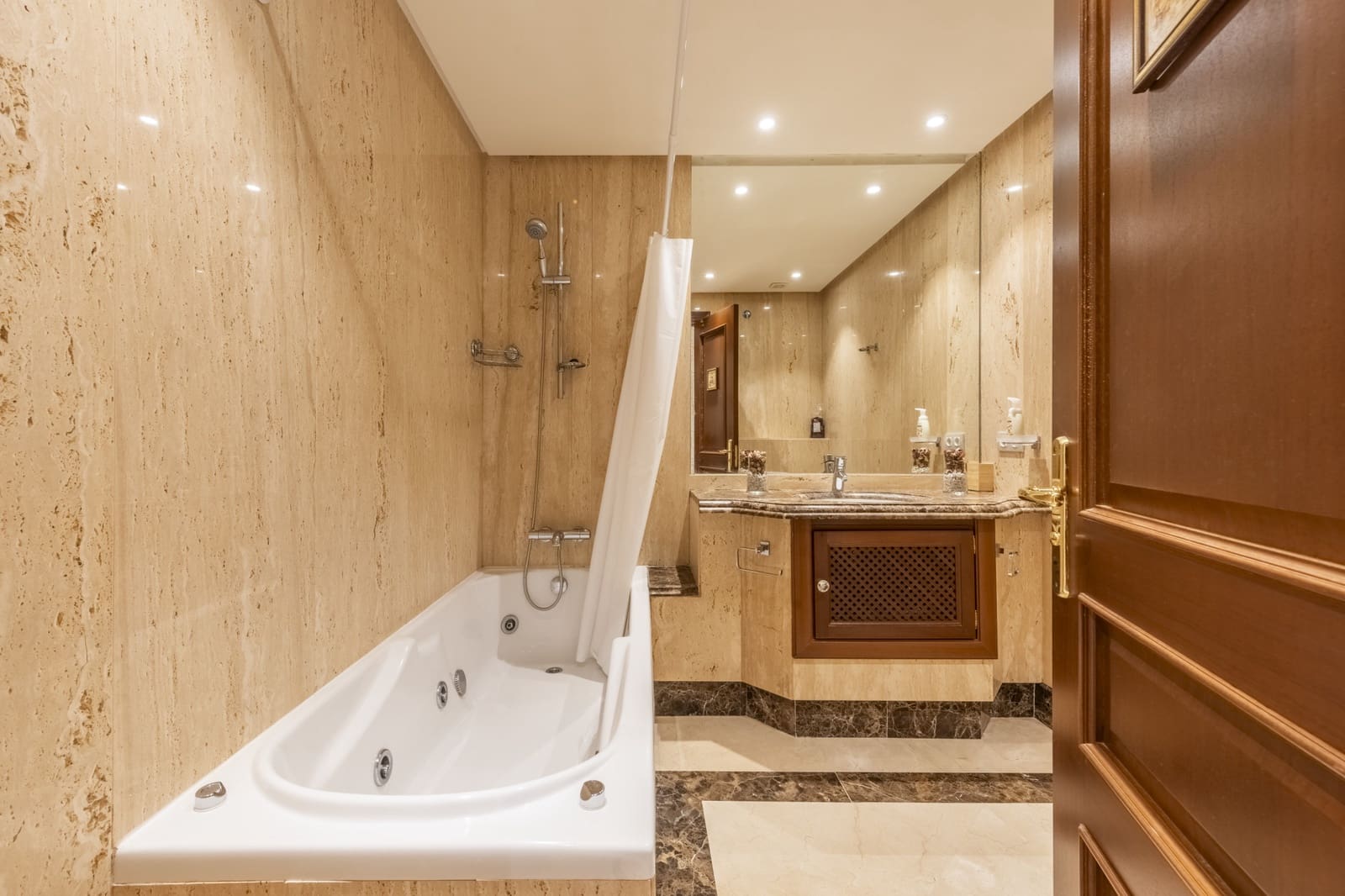 Apartamento de 4 habitaciones en Estepona en venta con piscina garaje - 2.050.000 € (Ref: 8488934)