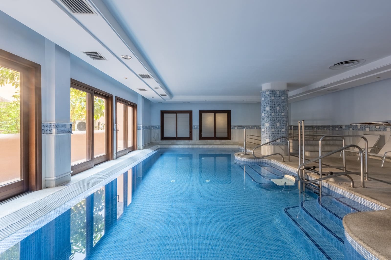 Apartamento de 4 habitaciones en Estepona en venta con piscina garaje - 2.050.000 € (Ref: 8488934)