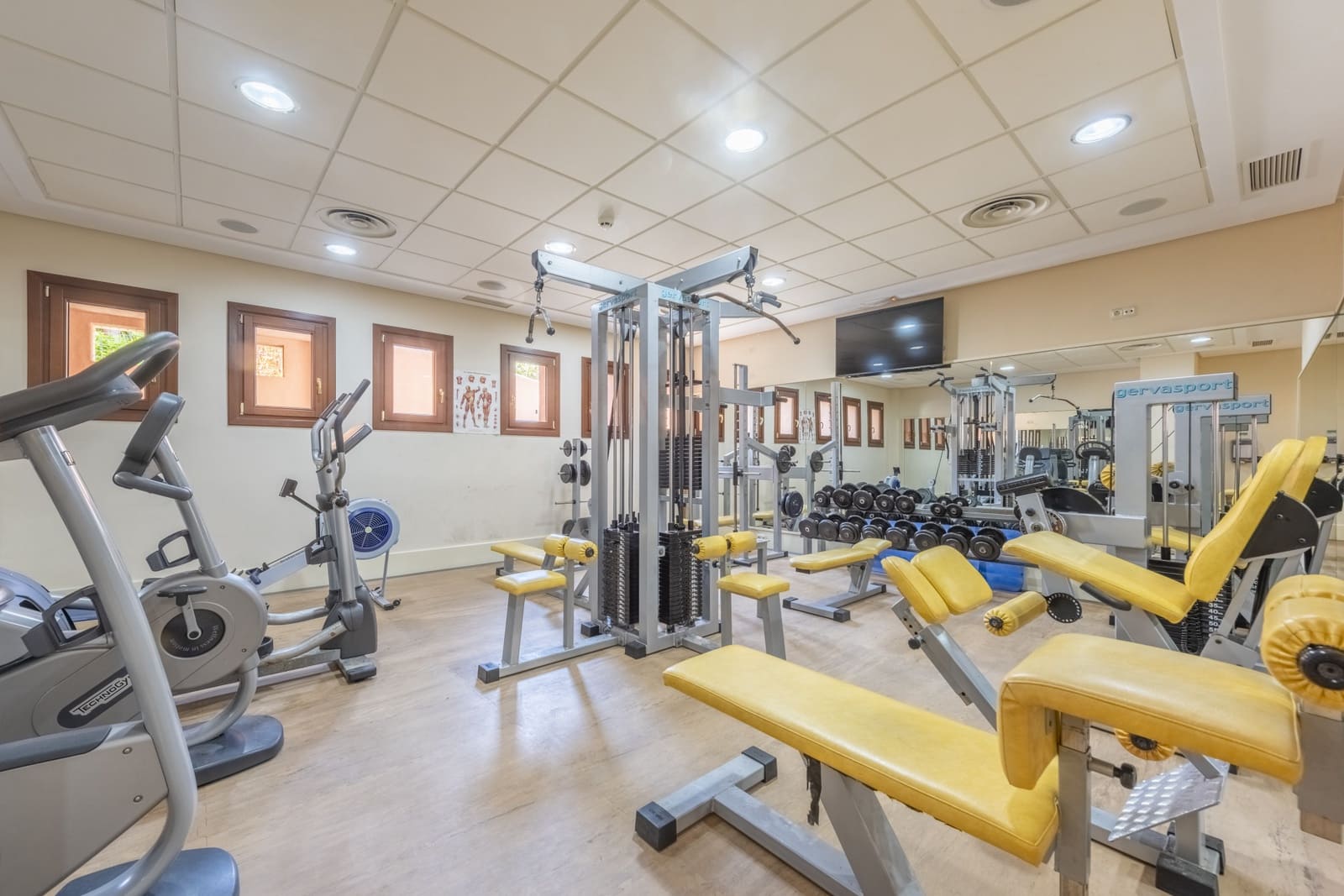 Apartamento de 4 habitaciones en Estepona en venta con piscina garaje - 2.050.000 € (Ref: 8488934)